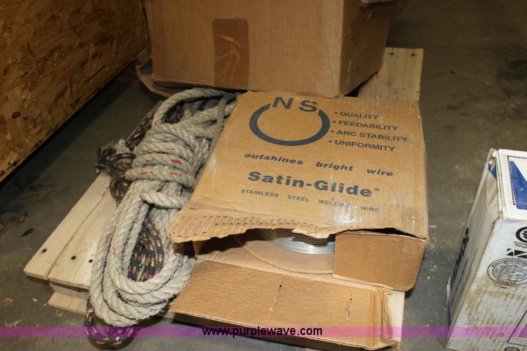 image for item AA9228 Assorted tools