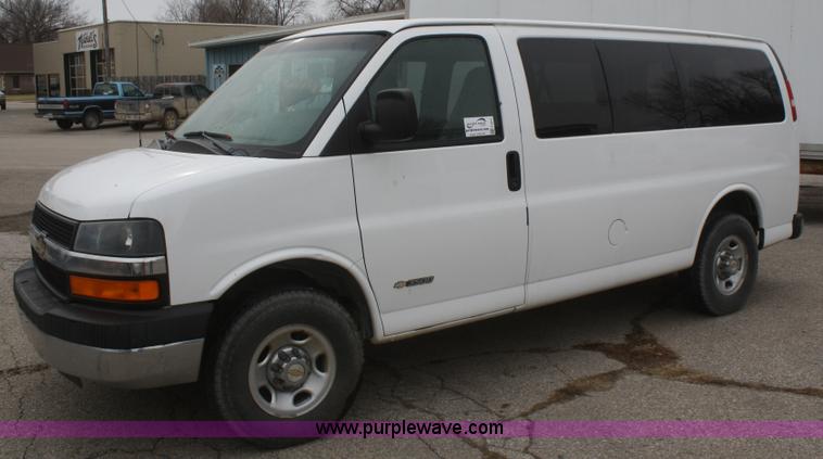 F2811.JPG - 2005 Chevrolet Express 3500 van , 115,689 miles on odometer , 12 passenger , 6 0L V8 OHV 16V gas eng...