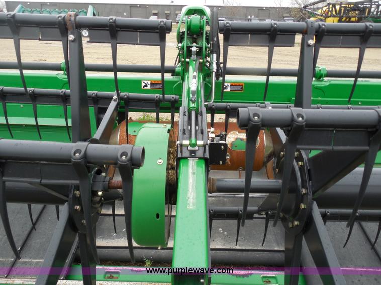 image for item A5147 2011 John Deere 640D HydraFloat draper header