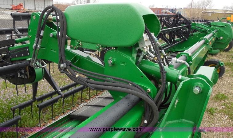 image for item A5147 2011 John Deere 640D HydraFloat draper header