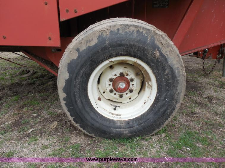 image for item A5153 1993 Hesston 565A round baler