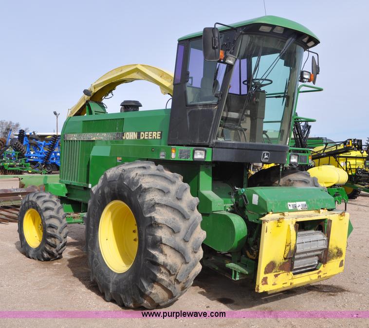 image for item C3433 1997 John Deere 6910 forage harvester