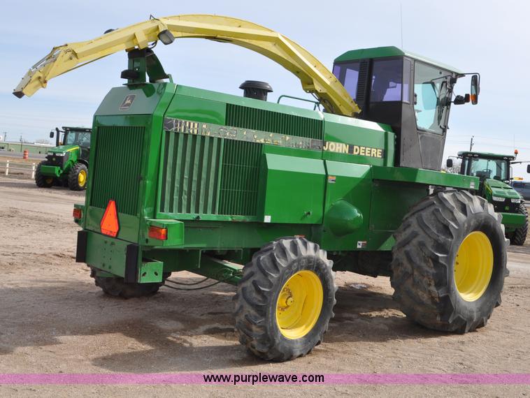 image for item C3433 1997 John Deere 6910 forage harvester