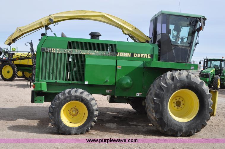 image for item C3433 1997 John Deere 6910 forage harvester
