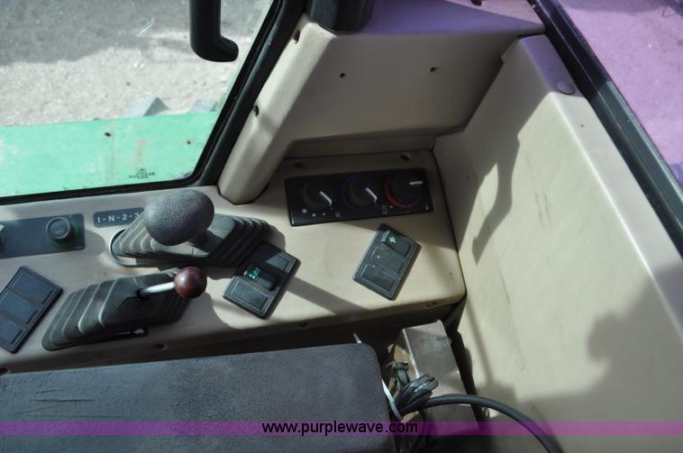 image for item C3433 1997 John Deere 6910 forage harvester