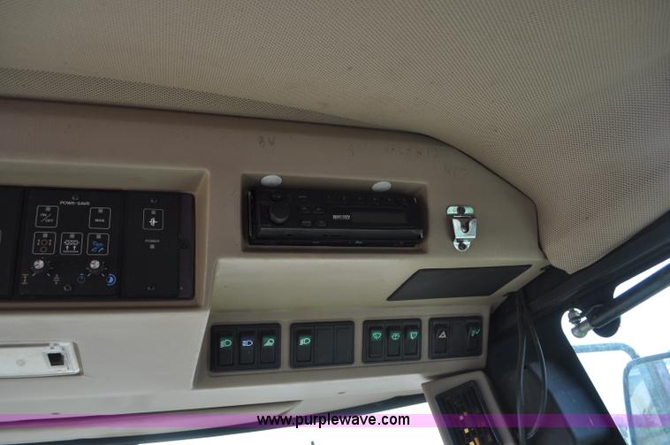 image for item C3433 1997 John Deere 6910 forage harvester