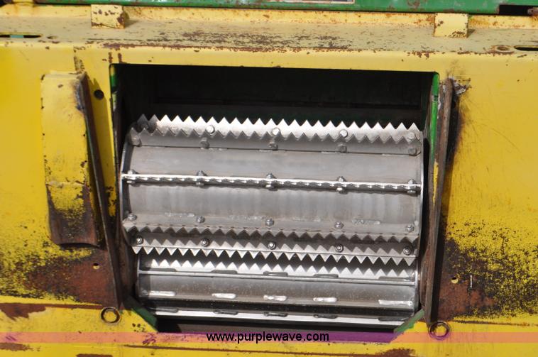 image for item C3433 1997 John Deere 6910 forage harvester