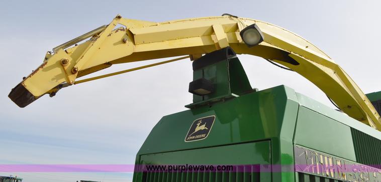 image for item C3433 1997 John Deere 6910 forage harvester