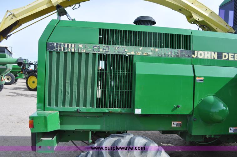 image for item C3433 1997 John Deere 6910 forage harvester