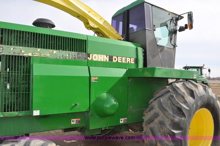 image for item C3433 1997 John Deere 6910 forage harvester