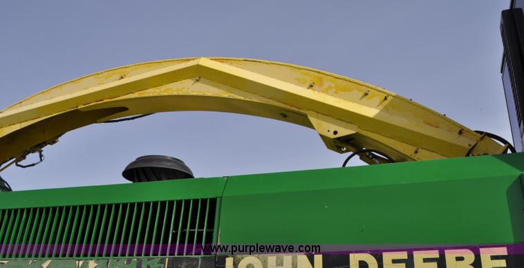 image for item C3433 1997 John Deere 6910 forage harvester