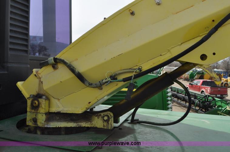 image for item C3433 1997 John Deere 6910 forage harvester