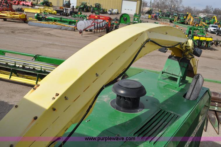 image for item C3433 1997 John Deere 6910 forage harvester