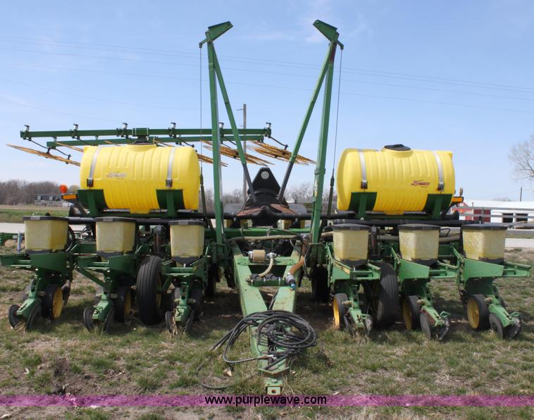 image for item F8694 1991 John Deere 7200 planter