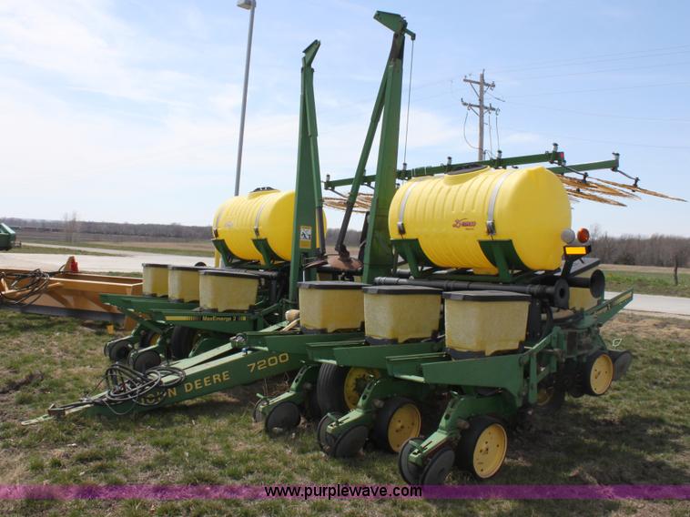 image for item F8694 1991 John Deere 7200 planter