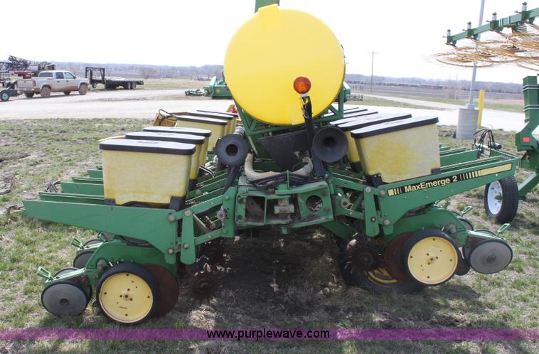 image for item F8694 1991 John Deere 7200 planter