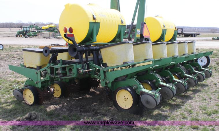 image for item F8694 1991 John Deere 7200 planter