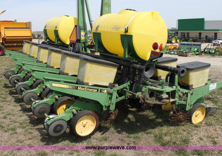 image for item F8694 1991 John Deere 7200 planter