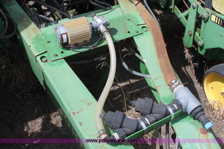 image for item F8694 1991 John Deere 7200 planter