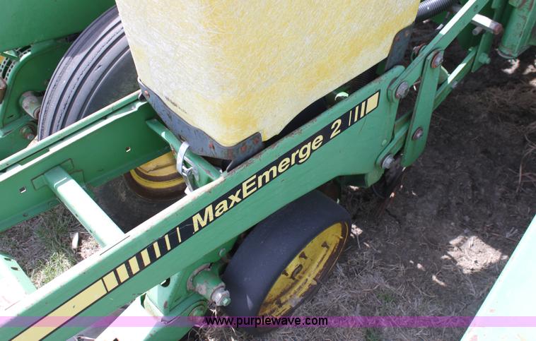 image for item F8694 1991 John Deere 7200 planter