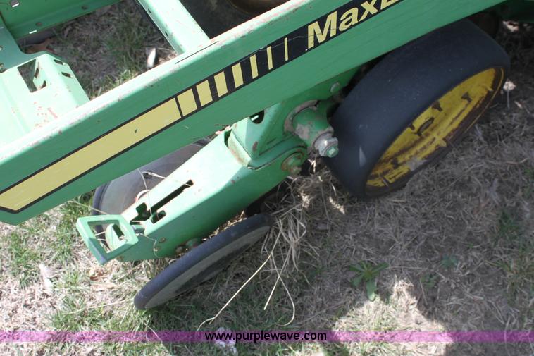 image for item F8694 1991 John Deere 7200 planter