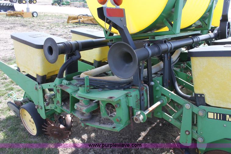 image for item F8694 1991 John Deere 7200 planter