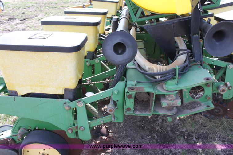 image for item F8694 1991 John Deere 7200 planter