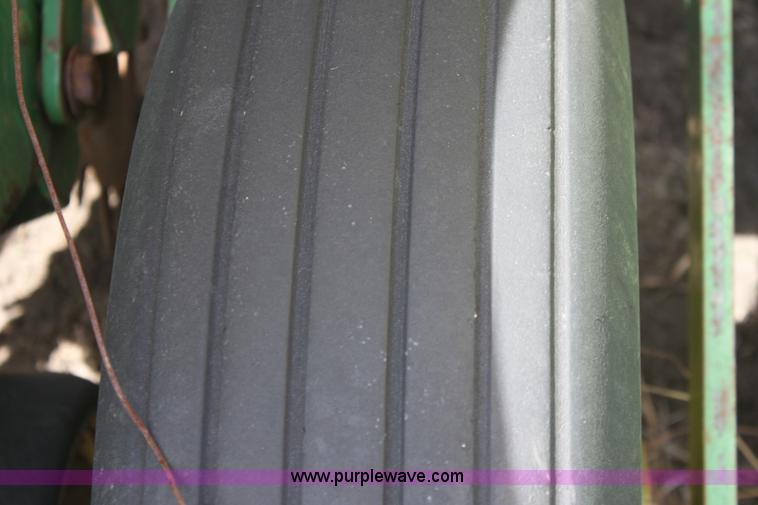 image for item F8694 1991 John Deere 7200 planter