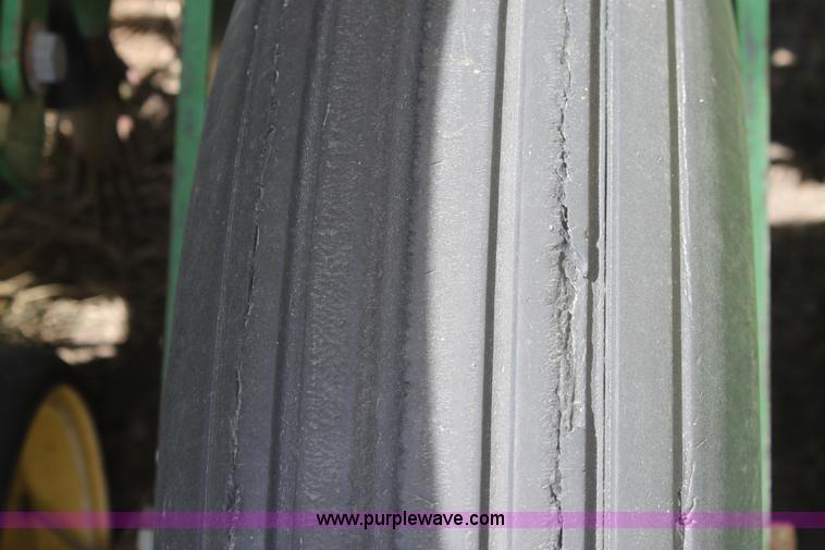 image for item F8694 1991 John Deere 7200 planter