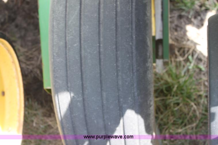 image for item F8694 1991 John Deere 7200 planter