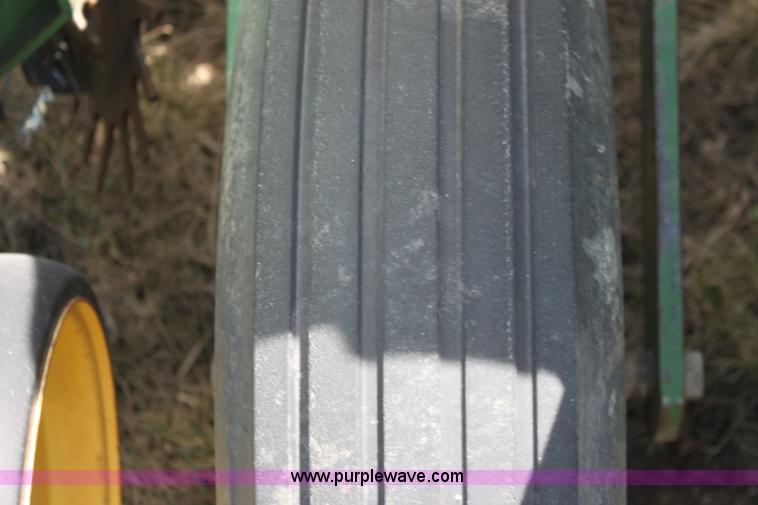 image for item F8694 1991 John Deere 7200 planter