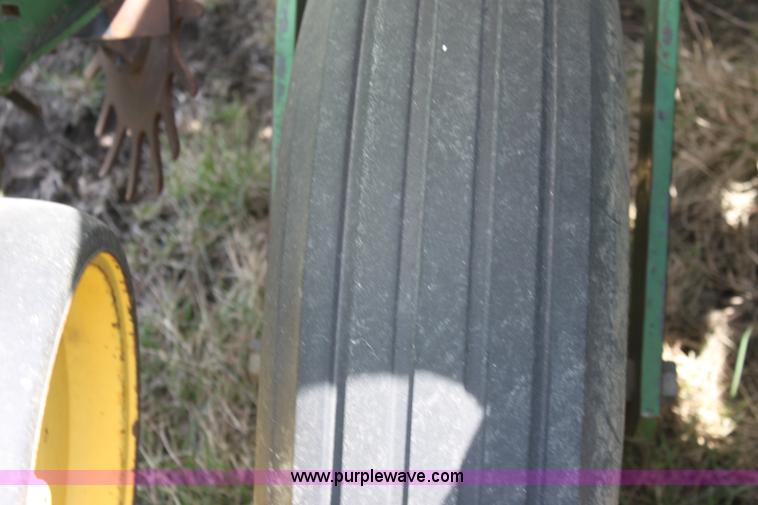 image for item F8694 1991 John Deere 7200 planter