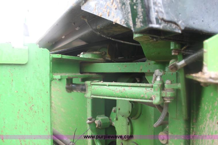 image for item F8709 1992 John Deere 8760 4WD tractor