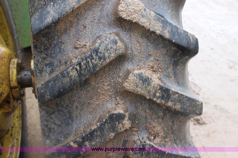 image for item F8709 1992 John Deere 8760 4WD tractor