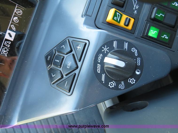 image for item F8776 2009 Caterpillar Lexion 560R 2WD combine