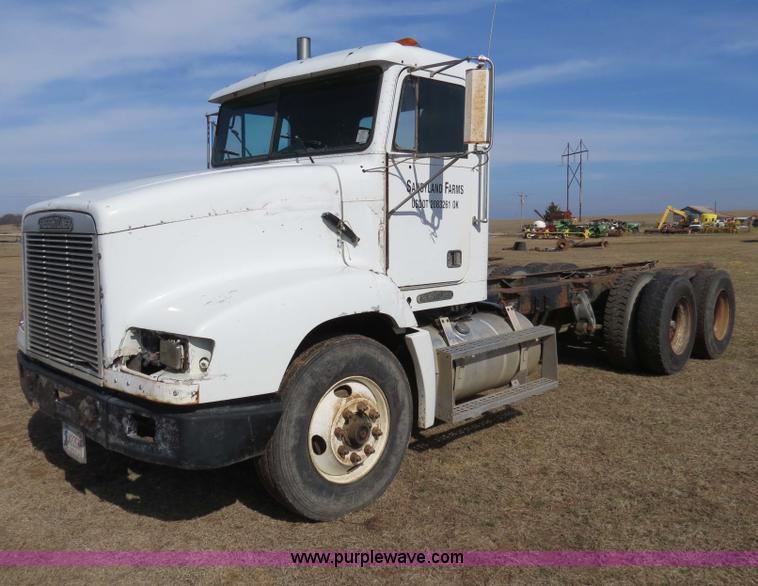 image for item B4607 1994 Freightliner FLD112 semi truck