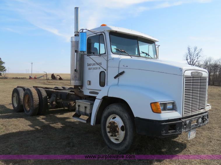 image for item B4607 1994 Freightliner FLD112 semi truck