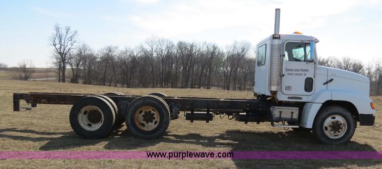 image for item B4607 1994 Freightliner FLD112 semi truck