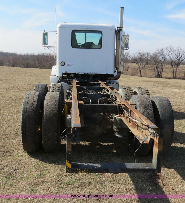 image for item B4607 1994 Freightliner FLD112 semi truck