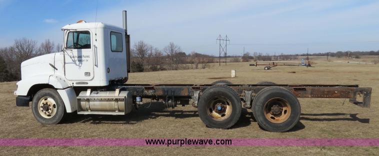 image for item B4607 1994 Freightliner FLD112 semi truck