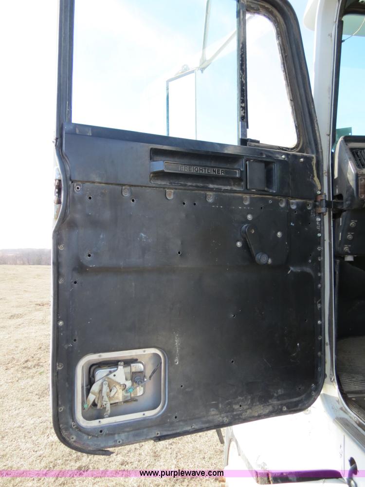 image for item B4607 1994 Freightliner FLD112 semi truck