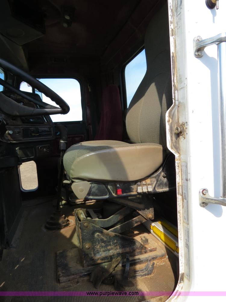 image for item B4607 1994 Freightliner FLD112 semi truck