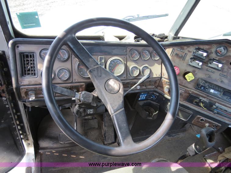 image for item B4607 1994 Freightliner FLD112 semi truck