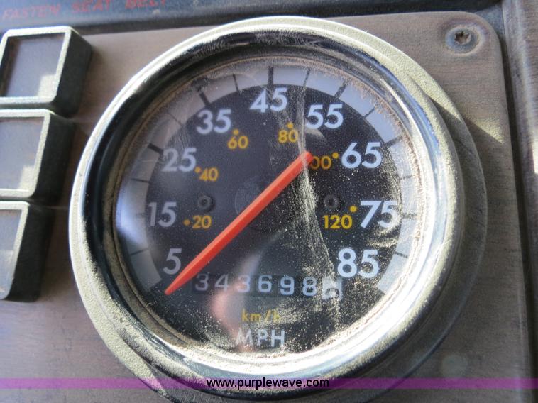 image for item B4607 1994 Freightliner FLD112 semi truck