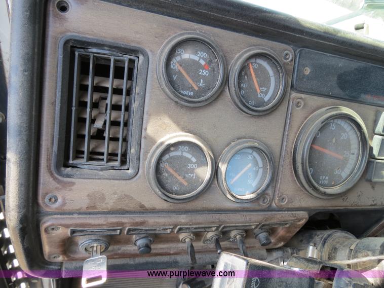 image for item B4607 1994 Freightliner FLD112 semi truck