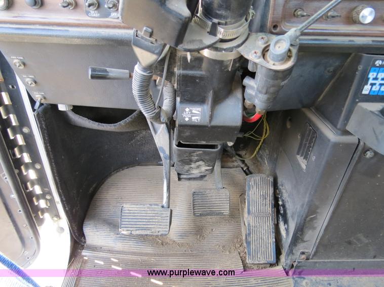 image for item B4607 1994 Freightliner FLD112 semi truck