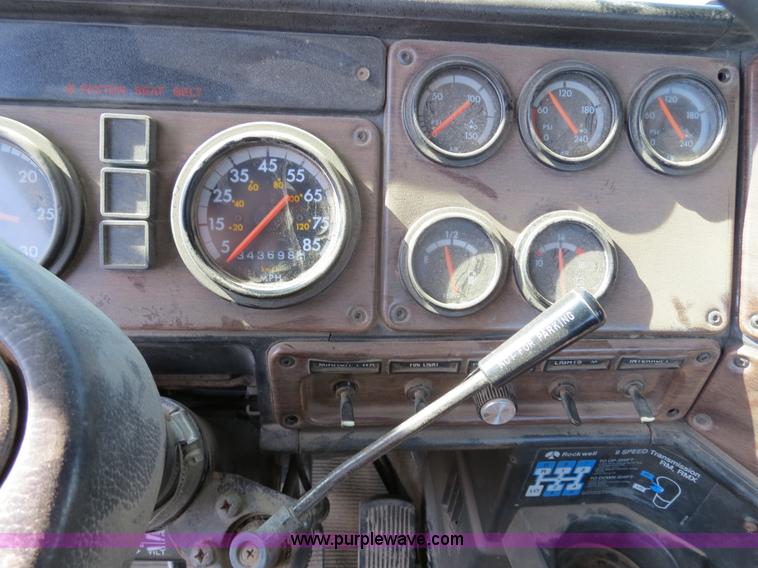 image for item B4607 1994 Freightliner FLD112 semi truck