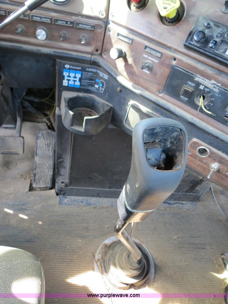 image for item B4607 1994 Freightliner FLD112 semi truck