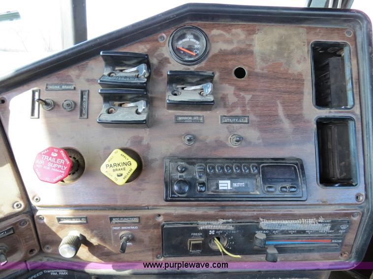 image for item B4607 1994 Freightliner FLD112 semi truck