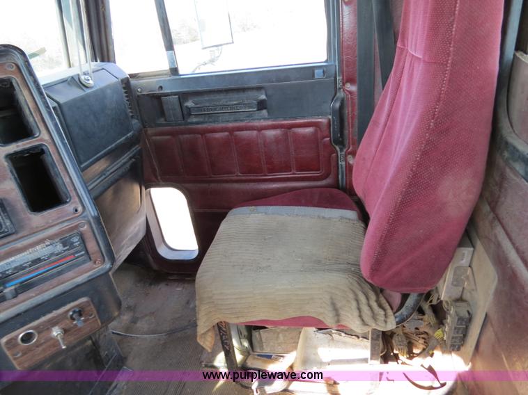 image for item B4607 1994 Freightliner FLD112 semi truck